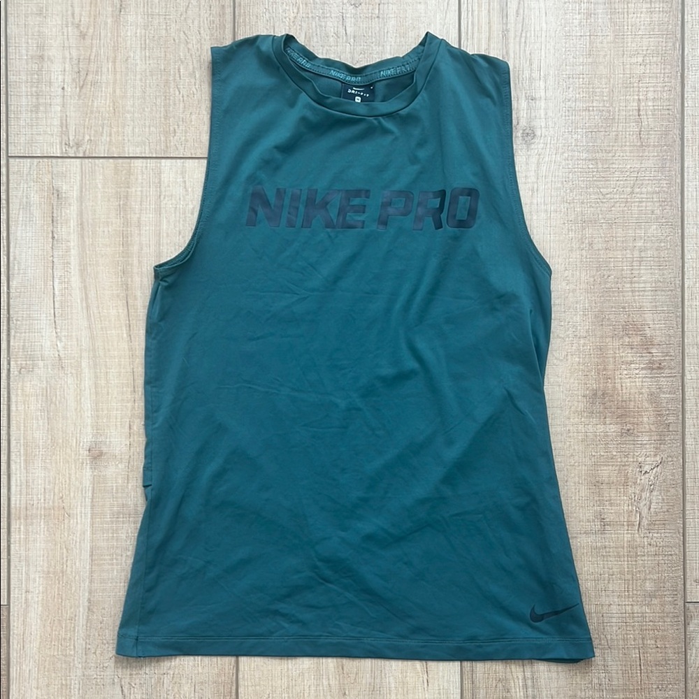 Nike pro workout top size medium